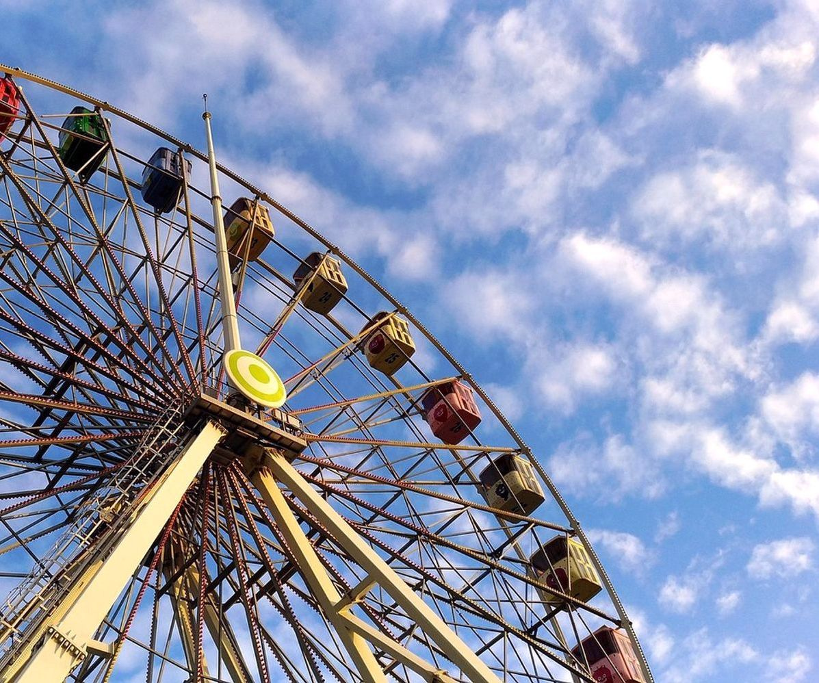 La grande roue illuminée contre le ciel du soir